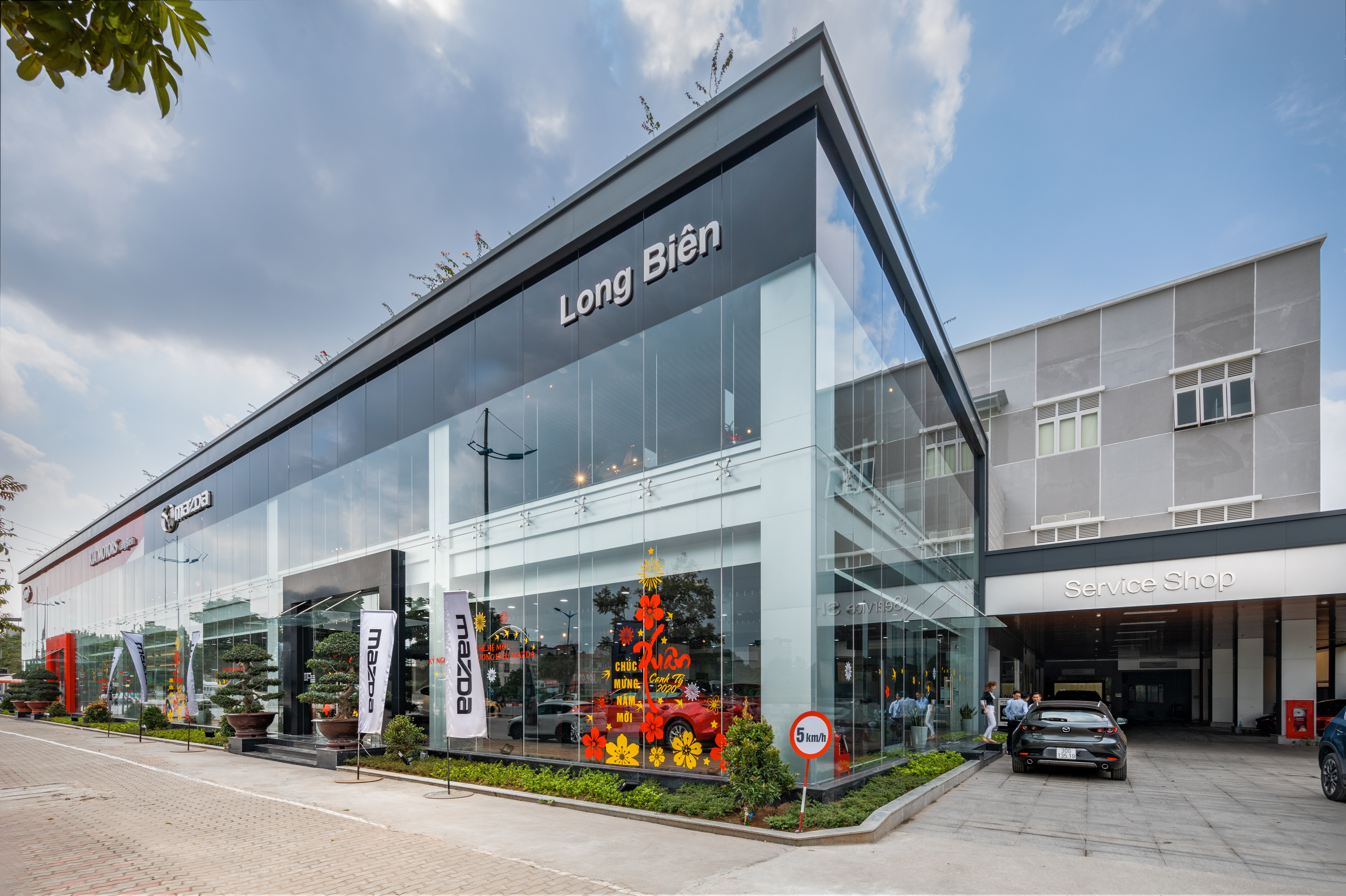 /uploads/baiviet/showroom-mazda-long-bien.jpg